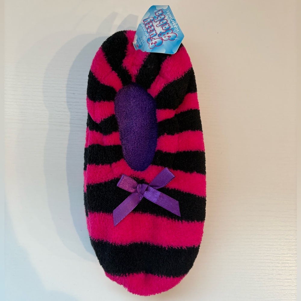 NWT women’s pink & black striped fuzzy light weight slipper socks small/medium